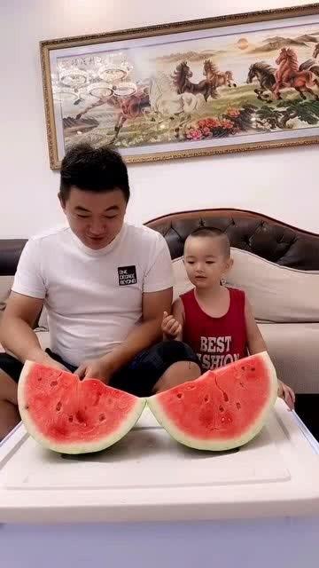爸爸带娃吃瓜,亲子时光温馨满满