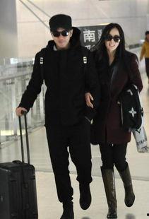 明星夫妻机场亲热,机场热吻画面引网友热议