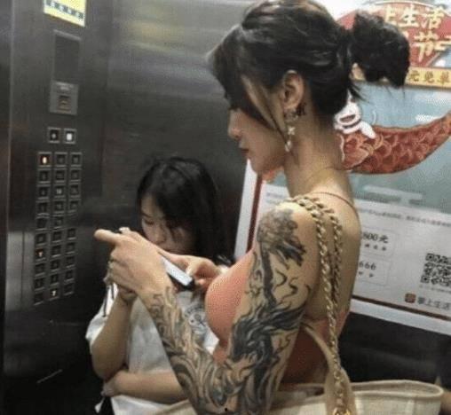 纹身女的网红吃瓜视频