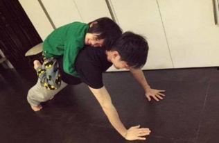 网红小孩做俯卧撑视频,萌态可掬引网友热议